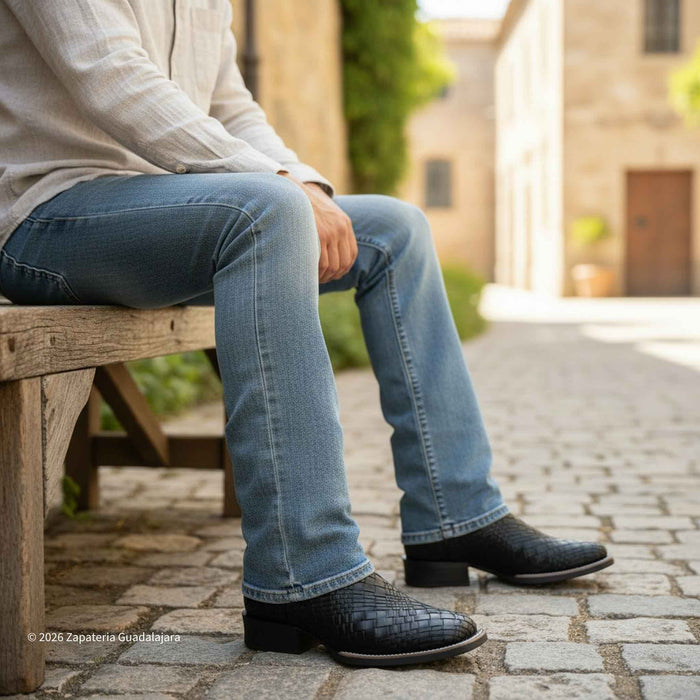Bota vaquera color negro en piel tejido petatillo con suela de hule-H52P0510