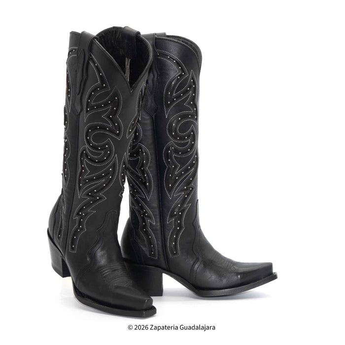 Bota alta de piel color negro con punta recortada