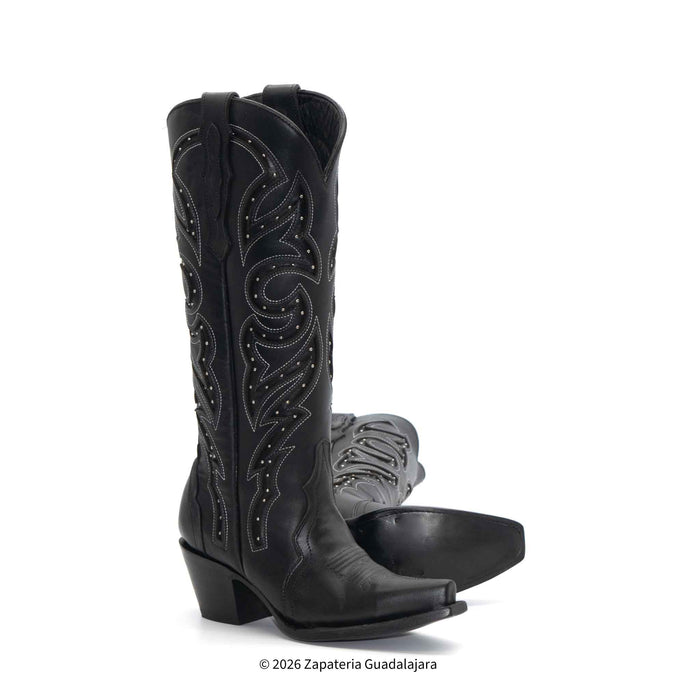 Bota alta de piel color negro con punta recortada