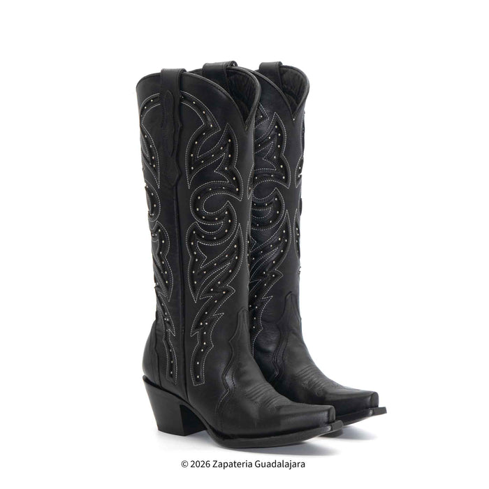 Bota alta de piel color negro con punta recortada